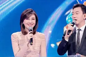 央视李红直男斩不是白叫的！穿粉裙身材窈窕，比小19岁张舒越还美图片