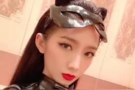 孟美岐cos猫女造型太惊艳！一身黑色穿搭酷劲十足，身材凹凸有致图片