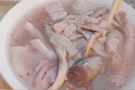 河北大姐早餐做肠子，25年不挪窝，没有板凳只有桌，大家撅腚吃肠图片
