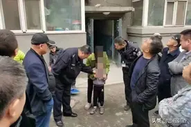 惊险：长春一幼童从三楼阳台坠下！幸运：落在“人工安全垫”上毫发未伤图片