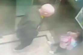 女娃电梯遇“坏爷爷”机智反抗，成功自救，儿童安全教育不可轻视图片
