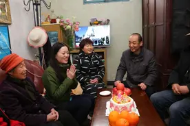 陕西姑娘陈更诗词大会夺冠后回家，和奶奶睡热炕最爱爷爷的图书馆图片