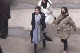 《有翡》路透曝光，赵丽颖比王一博大10岁，看着却比男生还年轻？图片