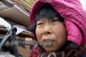 韩国捡垃圾的怪阿姨，每天工作17个小时持续20年，原因令人心酸图片