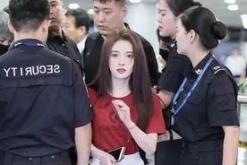 鞠婧祎“看不见的袜子”火了，明明长度到小腿，却像是没有穿图片