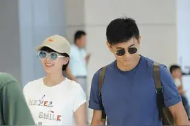 刘诗诗也太白了吧，和吴奇隆同穿白裤，肤色却白很多图片