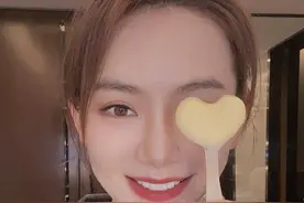 戚薇为主演新剧杀青晒美美自拍，冰激凌沾到了睫毛上面，可爱撩人图片