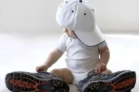 孩子连鞋带脚卡进电梯：这几种鞋最伤孩子，千万不要再穿了图片