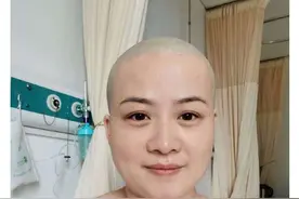 岳云鹏老婆住院了！原来她剃光头不是为时髦，穿粉T恤双眼泛泪光图片