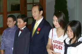 何猷君早就暗示自己排行老四，赌王第17子曝光，由何超琼负责照顾图片