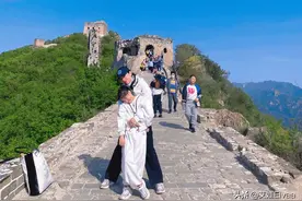 黄奕带女儿爬长城，8岁夸张肤色被吐槽，妈妈打扮时髦女儿像村姑图片