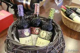 民权人喝红酒的架势，太惊人了图片