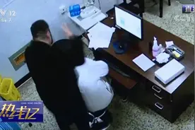 医生被患者打伤 事后忍住疼痛继续为其治疗图片