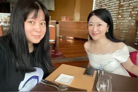 上海知名美女主播杨蕾为好友律师庆生 身穿小白裙露美肩超优雅图片