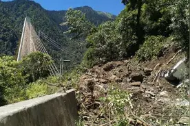 318国道西藏林芝一隧道出口发生山体坍塌致上千辆车受阻 现已抢通图片