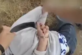 新视频公开！美国一警察看执法视频嘲笑七旬受害者图片