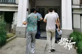 啥情况？杭州一188㎡跃层爆改成11间群租房，每晚＂乒乒乓乓，邻居叫苦图片