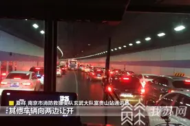 让出“生命通道”！向这些主动让行的司机们致敬图片