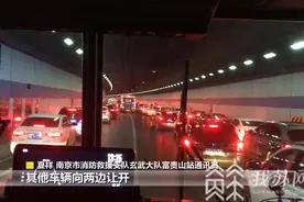 让出“生命通道”！向这些主动让行的司机们致敬图片