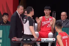 奇葩一幕：主教练表示没有请求换人，CBA裁判却勒令其完成换人图片