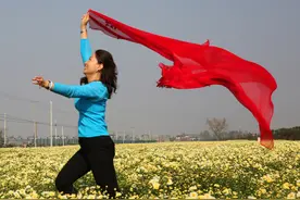 中国大妈急了：我就是围了条丝巾，惹着谁了？图片