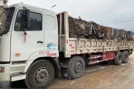 龟速行驶，频频熄火，运载压缩废铁严重超限，怎能上路！图片