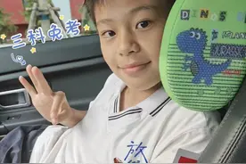 55岁蔡国庆晒10岁学霸儿子，小学连续几年免考，三道杠大队长抢镜图片