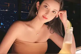 小说：丈夫收到神秘短信，疑心妻子出轨，偷偷去妻子公司查她行踪图片