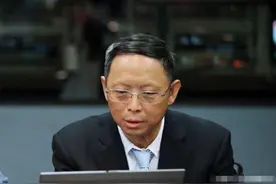华人医药首富加入美国，捐300多亿替美分忧，现反被美国骂垃圾！图片