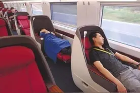 德国富豪来到中国，首次坐我国高铁十分生气，称都是骗人的图片