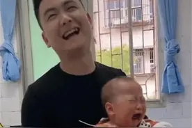 “最惨宝宝”火了，打预防针哭得撕心裂肺，爸爸乐得合不拢嘴图片
