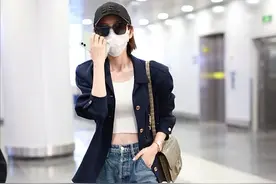 唐艺昕真的很自信，就算生过孩子了，穿露脐装也没有妊娠纹图片