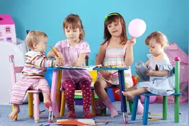 “爸爸，你啥要压着妈妈？”面对孩子提问，这样回答才正确！图片