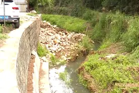 金汁河干涸见底？甚至还有车辆在河道里施工？原来因为要清淤图片