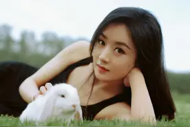 赵丽颖草地写真：怀抱小兔子，小秀美背，慵懒又清新是夏天的感觉图片
