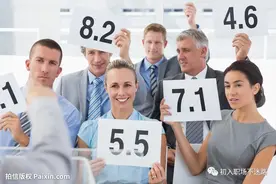 领导让你当场评价在座的几个同事干得怎么样？你应该怎么说呢？图片