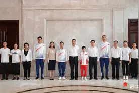 这次合影，市委书记、市长请14岁全红婵站中间图片