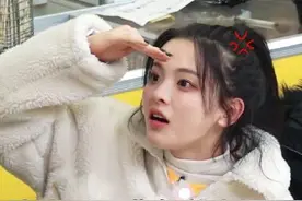 杨超越闻袜子被群嘲：“仙女”的脚就不会臭吗？图片