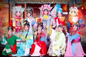 锦视频 | 从工地穿越到戏台 建筑女工上演川剧“大变脸”图片