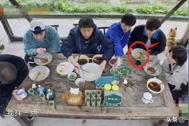 张艺兴跟彭昱畅吃早餐，一碗米粉剩下大半碗，网友：浪费粮食图片