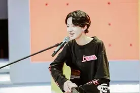 杨幂是他的粉丝，他却把迪丽热巴当做女神，网友：可以收了他图片