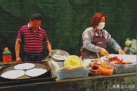夫妻街头摆摊20年，一张饼供养三代人图片
