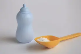 牛奶过敏，宝宝应该喝水解蛋白奶粉还是羊奶粉图片