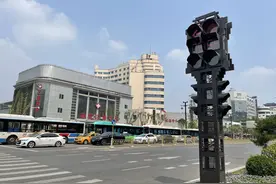 安全岛＋仿古信号灯 让五路口十字华丽“变身”图片