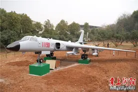 1:2模型威武霸气！“轰-6K轰炸机”飞降虎形山图片