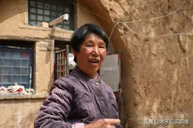 河南75岁哑巴大妈独居梨花小院，她招待陌生人的方式让人感动落泪图片