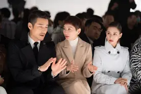 何超莲胡兵同台看秀，两人风衣造型太迷人，这就是“教科书”搭配图片