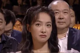 金鹰颁奖，赵丽颖像金刚芭比，童瑶拿奖被嘲，宋茜表情失控被抓拍图片