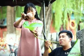 劝人莫喝杯中酒图片