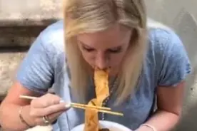 老外第一次吃中国面条有多惊讶？盘点那些惊艳老外的中餐面条图片